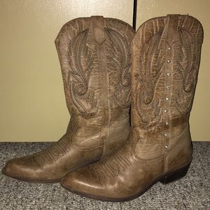 Cowgirl boots with rhinestone